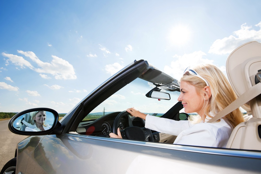 Frau sitzt fährt in einem Cabrio