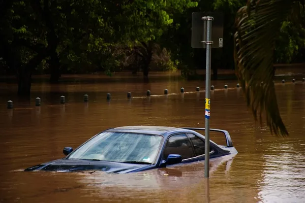 Schäden am Auto nach Hochwasser (Foto: Getty Image/Neil Gavin)